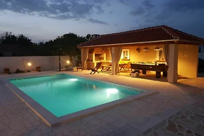 Villa a Pridraga con piscina e cinque persone