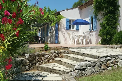 Moderne Villa mit Swimmingpool in Salernes...
