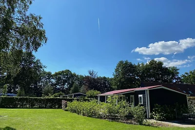 Chalet mit Gartenhaus in einem Ferienpark
