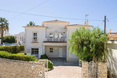 Villa in Gale met zwembad vlakbij Gale Beach