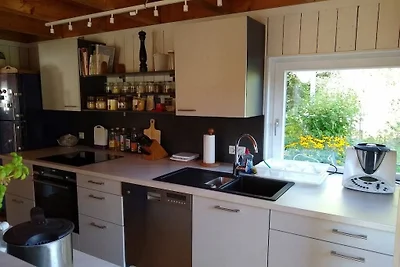 Holzhaus mit großem Garten