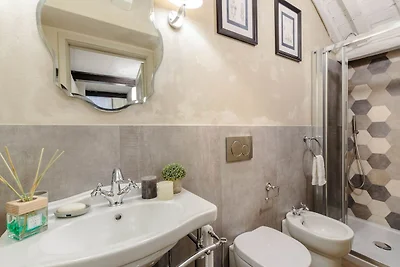 Chic suite, Steps from Torre Guinigi