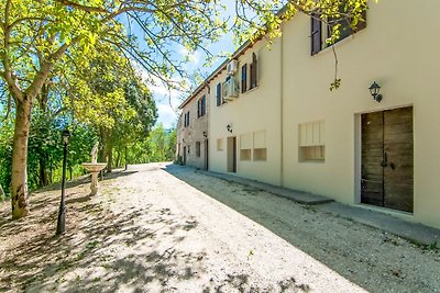 Casale con piscina nella regione Marche