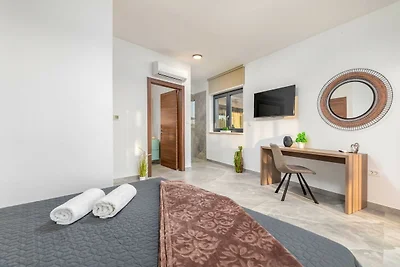 Villa Borealis - Six Bedroom Villa with Swimm...