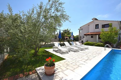 Charmante Villa mit Pool in Zbandaj
