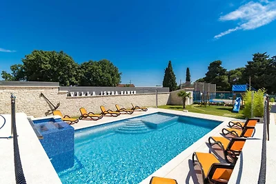 Luxuriöse Villa in Valtura mit privatem Pool