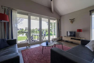 Kompakter Wellness-Bungalow am Wasser