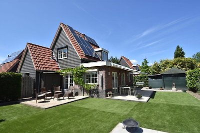 Attraktives Ferienhaus in Oude mit Garten