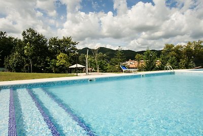 Üppiges Ferienhaus in Urbania mit Sprudelbad