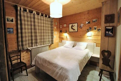 Traditionelles Chalet mit Holzdekor, sehr war...