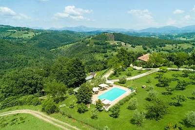 Agriturismo in zona collinare con piscina