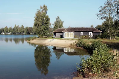 Reetgedeckte Lodge mit Kombi-Mikrowelle in ei...
