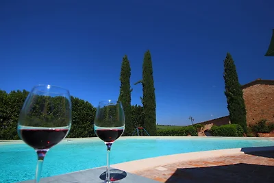 Moderno agriturismo con piscina a Montalcino