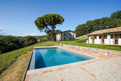 Vintage-Villa in Sermugnano mit Infinity Pool