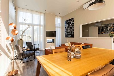Modernes Ferienhaus mit Spülmaschine.