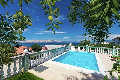 Geräumige Wohnung in Senj mit Swimmingpool