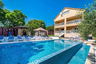 Villa mit Infinity-Pool in Kakma