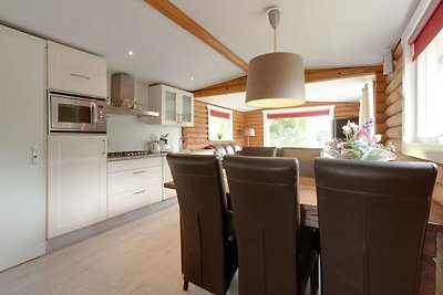 Idyllisches Ferienhaus mit Fischteich vor der...