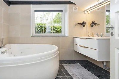 Verzaubertes Ferienhaus mit Whirlpool-By...