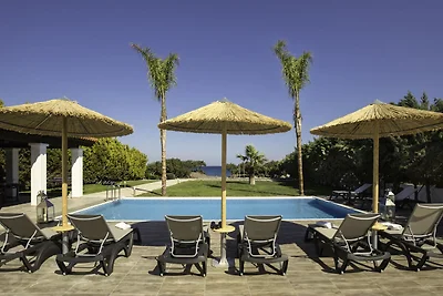 Geräumige Villa mit eigenem Pool in Gennadi