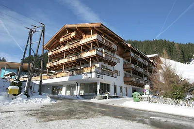 Ferienhaus mit verschneitem Blick