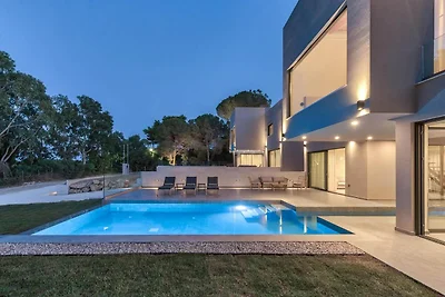 Villa fronte mare a Vasilikos con piscina