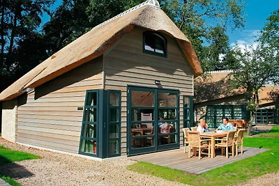 Lussuoso cottage con tetto in paglia tra le d...