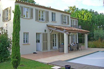 Plush Villa in Saint Tropez with Artistic Int...