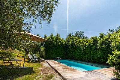 Spaziosa casa vacanze a Pescia con piscina