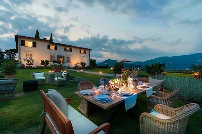 VILLA IL CASTELLO: Vibrante Santuario di Colo...