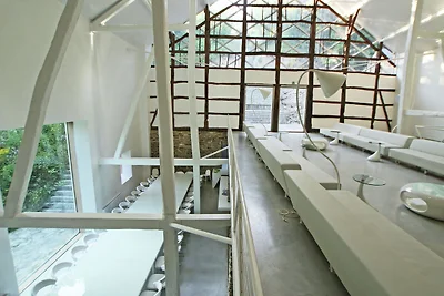 Gerהumiges Ferienhaus in Redu mit Garten