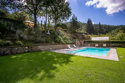 Verlockendes Ferienhaus in Cortona mit Pool