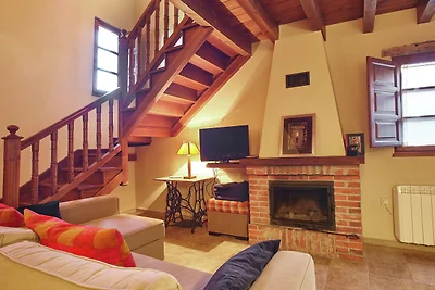 Spazioso cottage a Nava con piscina