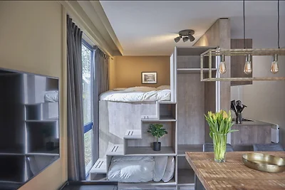 Moderne Suite mit Kombimikrowelle in der Nähe...