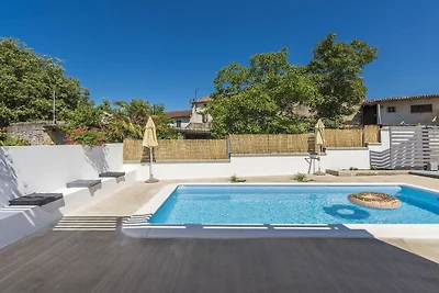 Villa in Tinjan mit Schwimmbecken