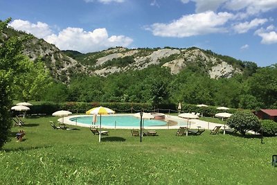 Moderna villa ad Apecchio con piscina in...