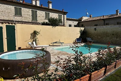 Wohnung in einem Dorf mit Swimmingpool