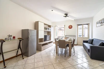 Spaziosa casa vacanze a Verbania con balcone