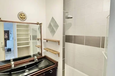 Am geräumigen SNCF-Bahnhof Faffa T5