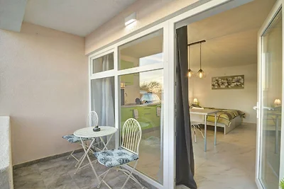Studio Apartment with Terrace Leona