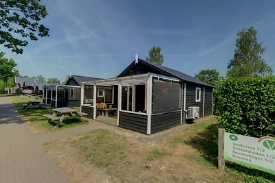 Zeltloge mit Terrasse in grünen Umgebung