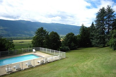 Kasteel in Serrières-en-Chautagne met terras