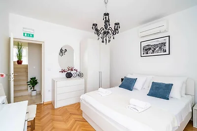 Holiday Home King - Four Bedroom House with...