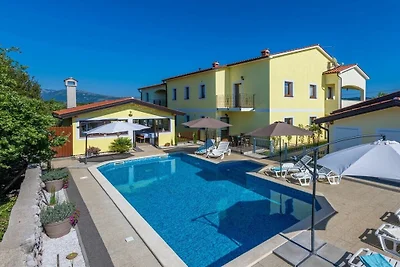 Apartamento vacacional en Labin con piscina.