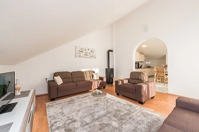 Geräumiges Apartment in Vrsi mit Garten