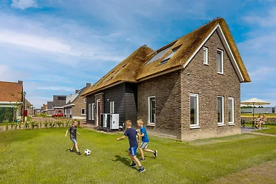 Villa am IJsselmeer mit privatem Steg