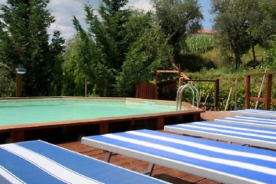 Kleurrijk vakantiehuis in Bolano met zwembad ...