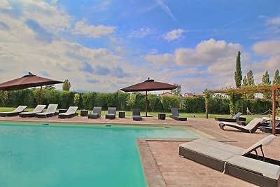Spaziosa casa vacanze a Foligno con piscina