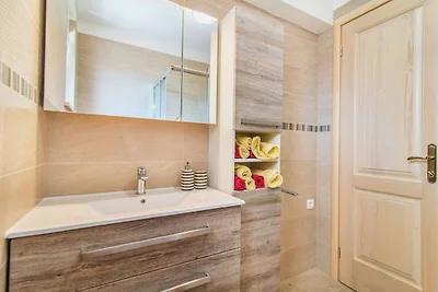 Moderne villa in Novigrad met privézwembad