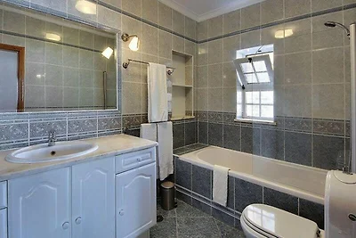 Villa in Guia mit Pool und Meerblick